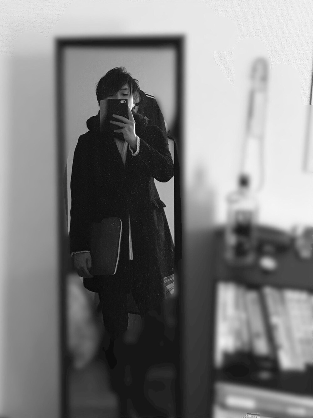 「モノトーン、ハレ(HARE)、アダムエロペ(ADAM ET ROPE')、ジョンローレンスサリバン、大学生」｜「JOHN LAWRENCE SULLIVANのCORDUROY DOUBLE BREASTED COAT（チェスターコート、ブラック系）」を使った、kenさん（メンズ・178cm）の冬コーディネートの1枚目の写真