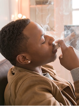 「model」｜「アイテム（ジャケット/アウター）」を使った、Kenny Davisさん（メンズ・185cm）の春コーディネート