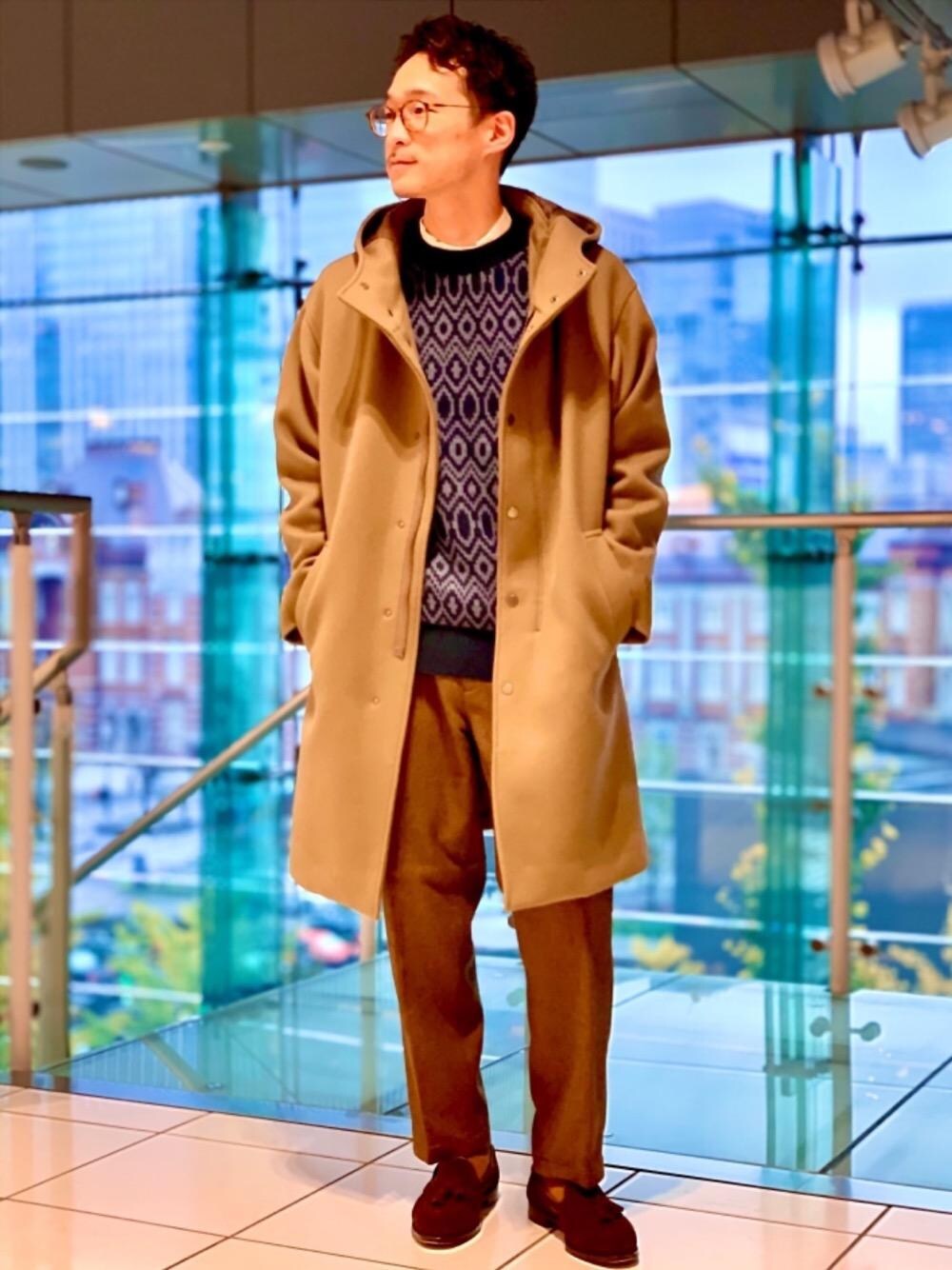 ベージュ系のその他アウター、ブラウン系のその他パンツ、ホワイト系のTシャツ/カットソーを着用したメンズの冬コーディネートの1枚目の写真