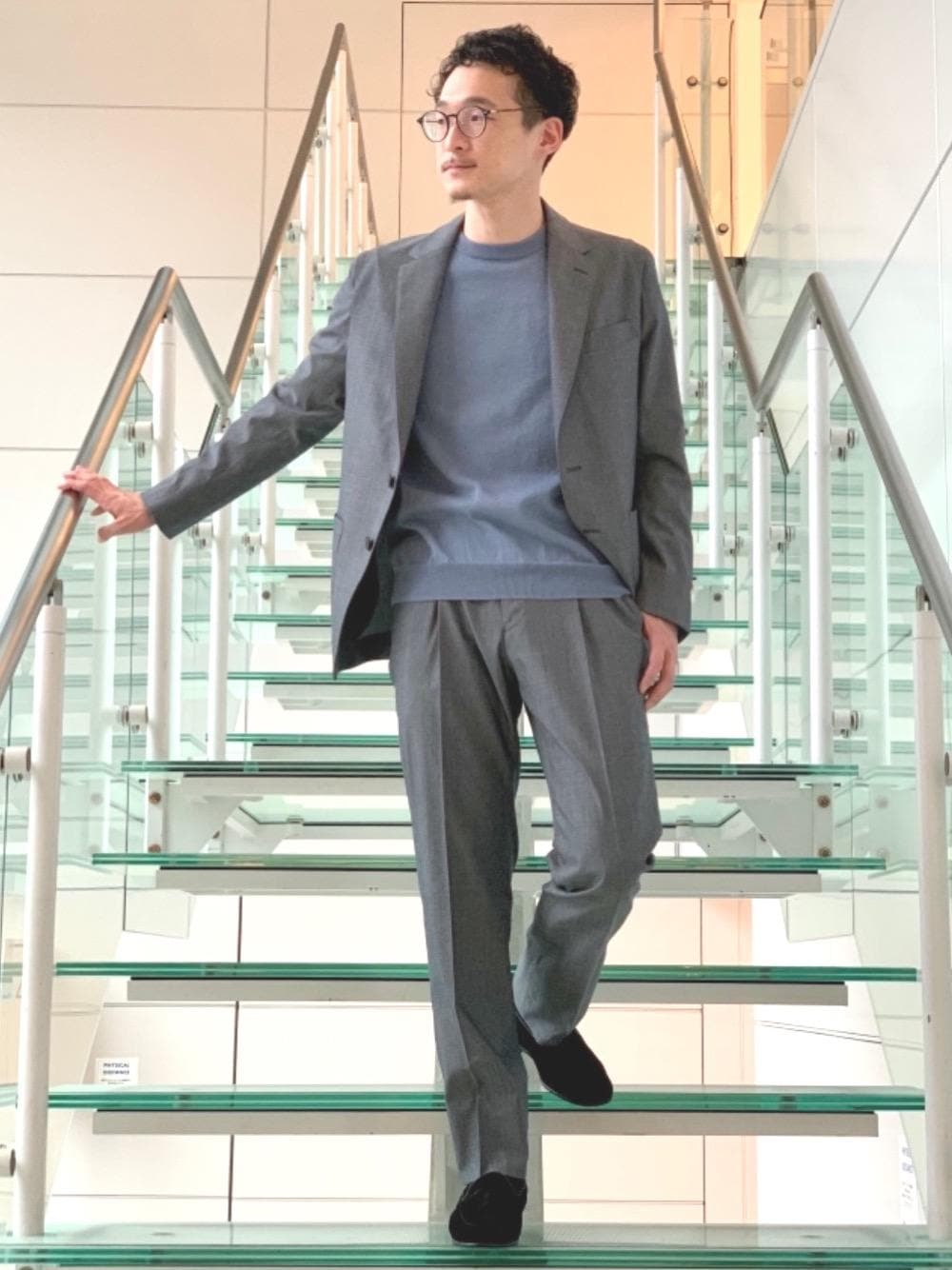 ブルー系のニット/セーター、ブルー系のテーラードジャケット、ブルー系のスラックスを着用したメンズの冬コーディネートの1枚目の写真