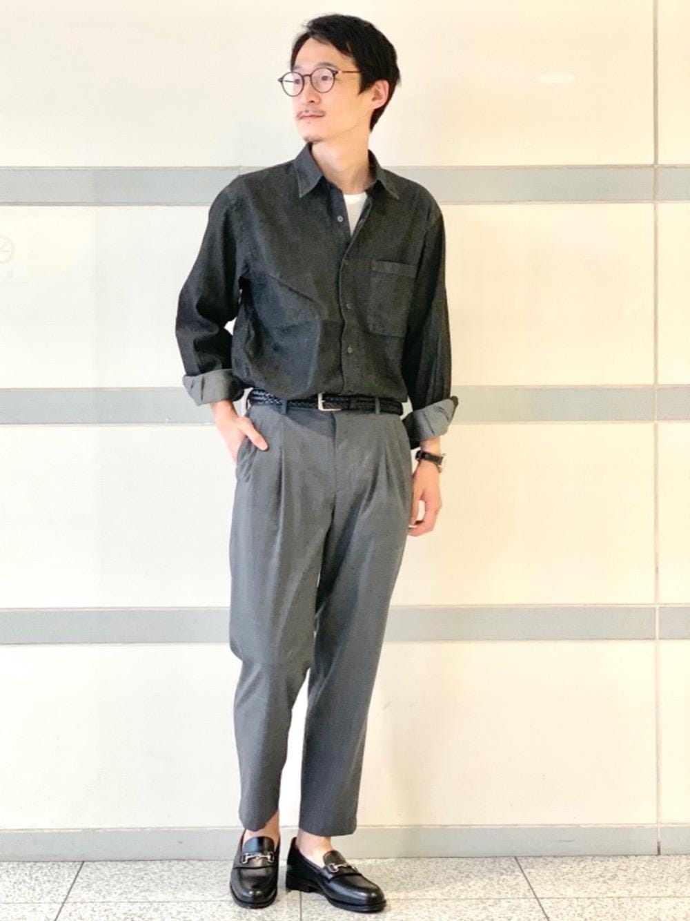 ホワイト系のTシャツ/カットソー、グレー系のその他パンツ、ブラック系のローファーを着用したメンズの夏コーディネートの1枚目の写真