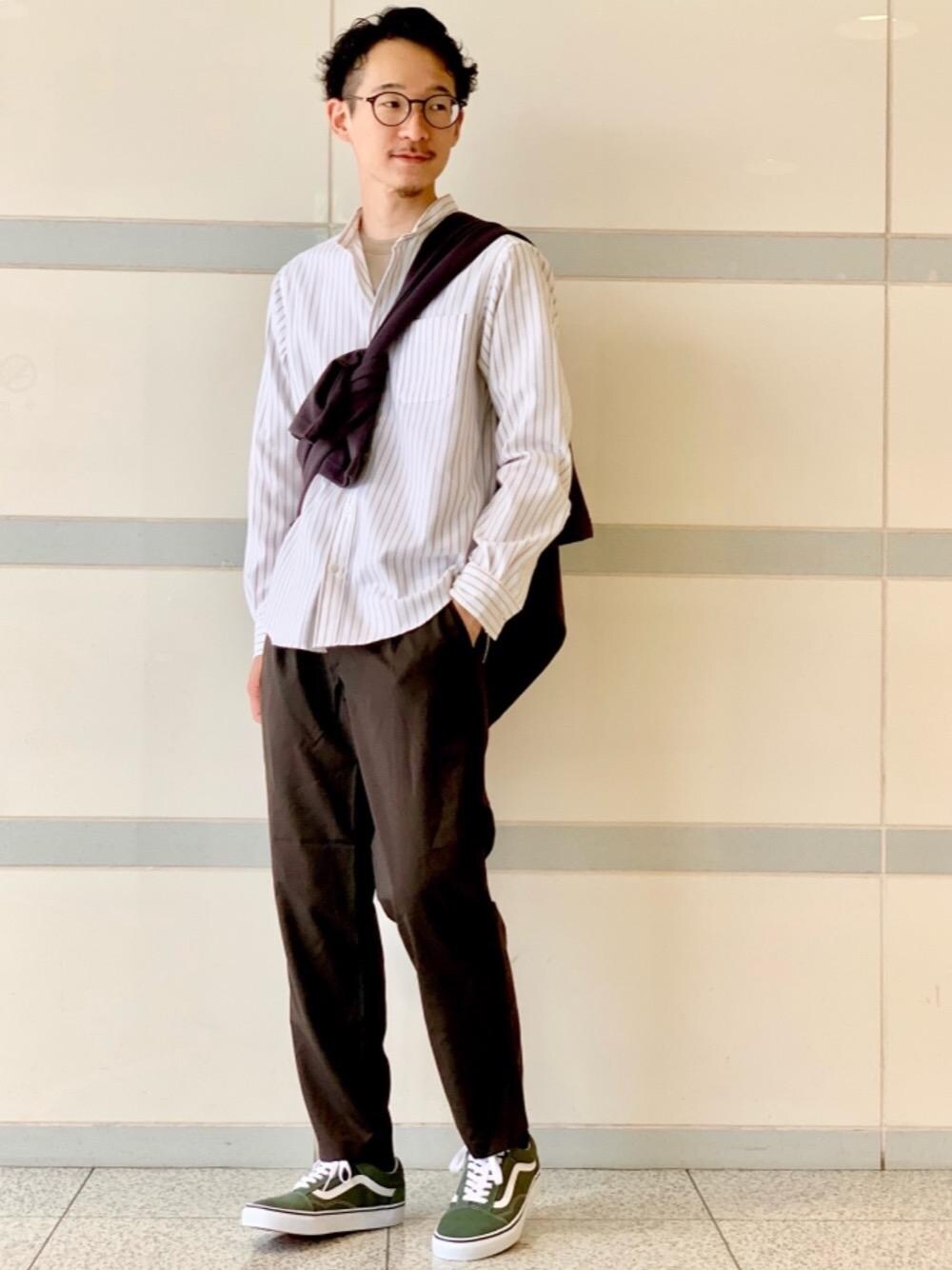 ブラウン系のその他パンツ、ベージュ系のTシャツ/カットソー、グリーン系のスニーカーを着用したメンズの秋コーディネートの1枚目の写真