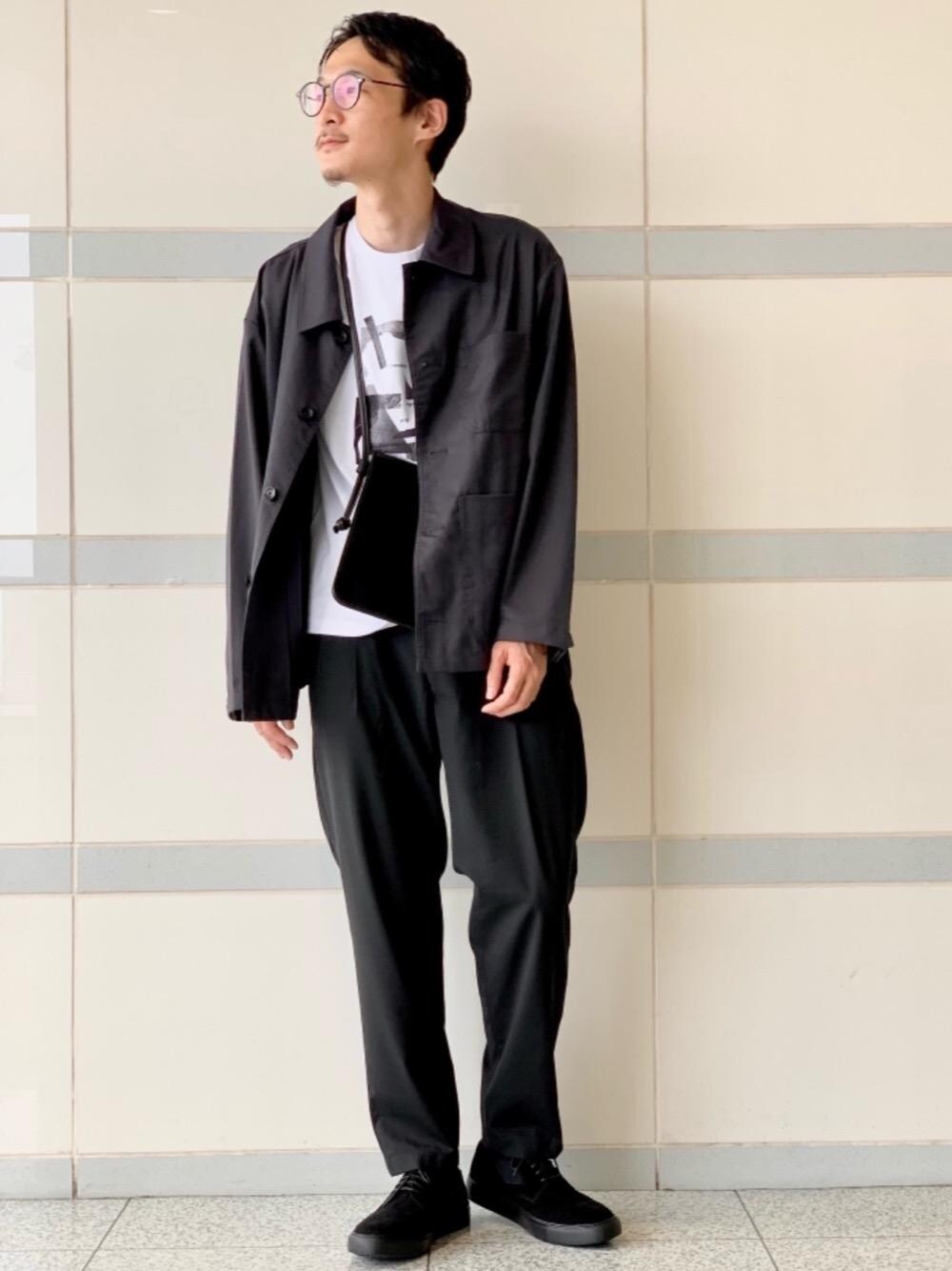 ブラック系のその他パンツ、その他のスニーカー、その他のTシャツ/カットソーを着用したメンズの秋コーディネートの1枚目の写真