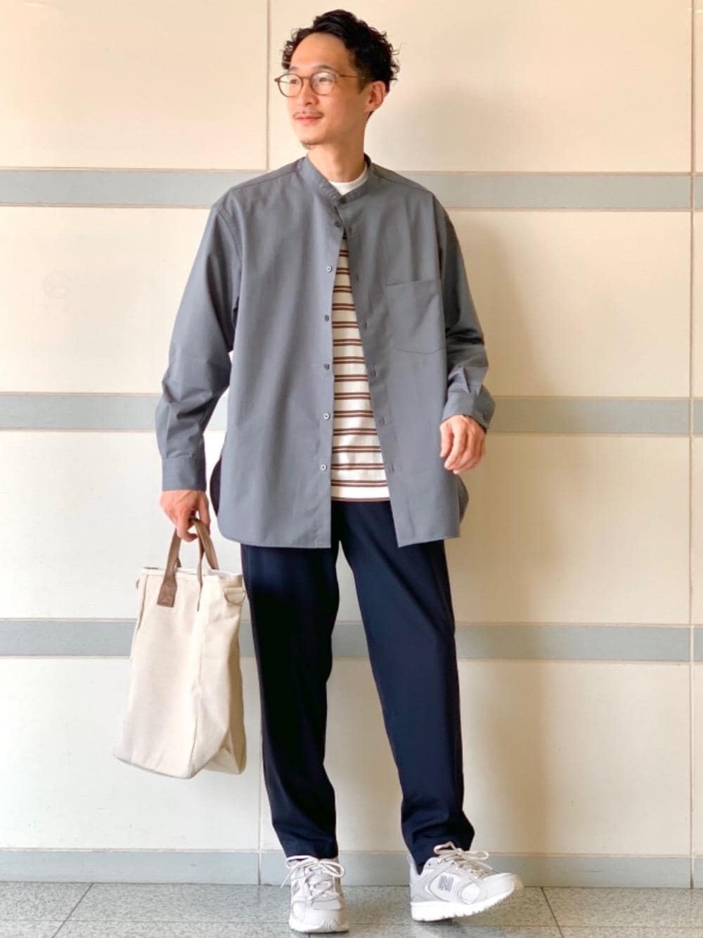 ブルー系のその他パンツ、ベージュ系のトートバッグ、ブルー系のシャツ/ブラウスを着用したメンズの秋コーディネートの1枚目の写真