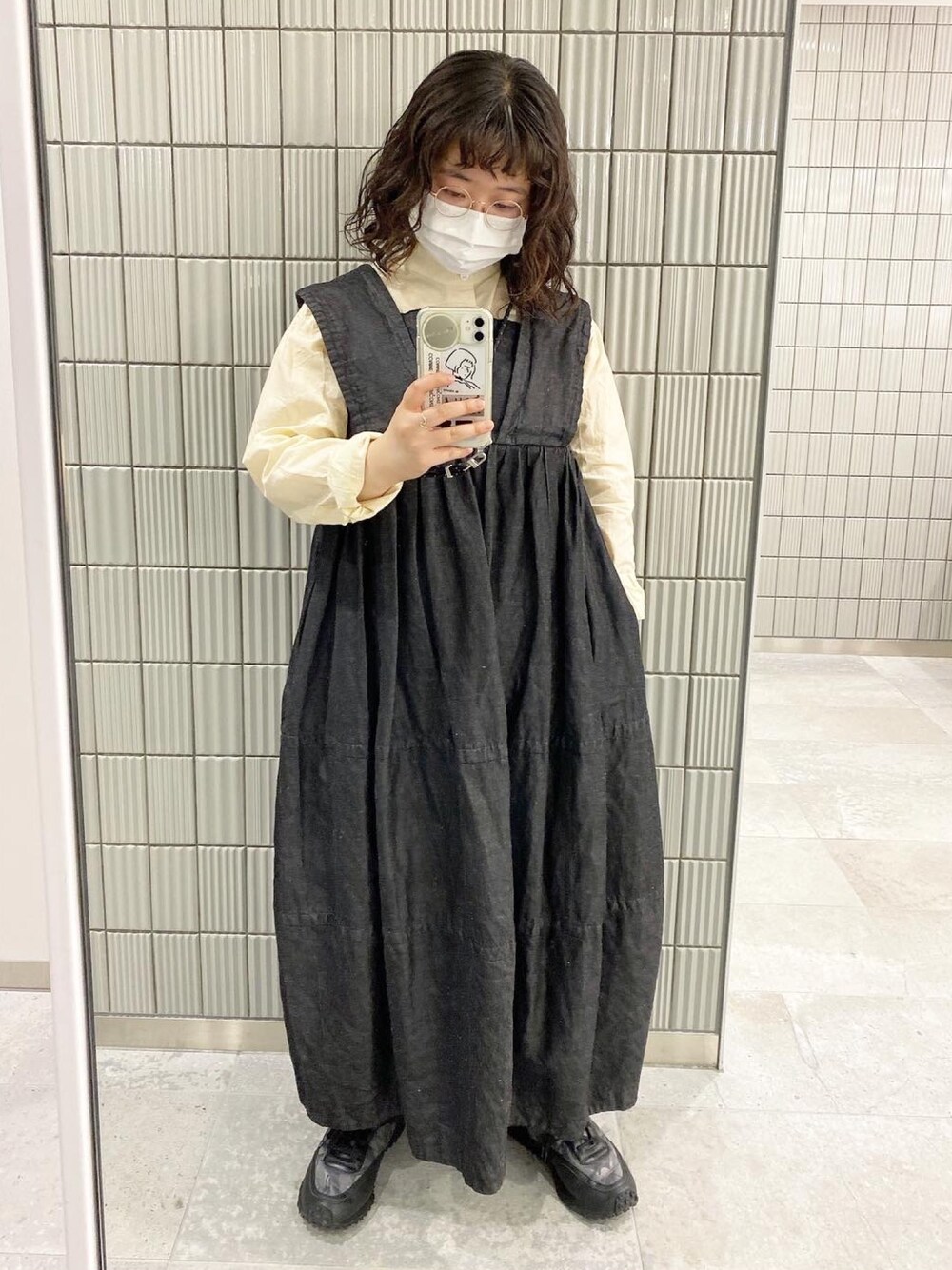 「低身長コーデ、スニーカーコーデ、メガネ女子、コムデギャルソン、コムデギャルソンコムデギャルソン、ワンピース、ジャンパースカート、フランネルシャツ」｜「COMME des GARCONS COMME des GARCONSのアイテム（スニーカー、ブラック系）」を使った、ふーこさん（レディース・150cm）の春コーディネートの1枚目の写真