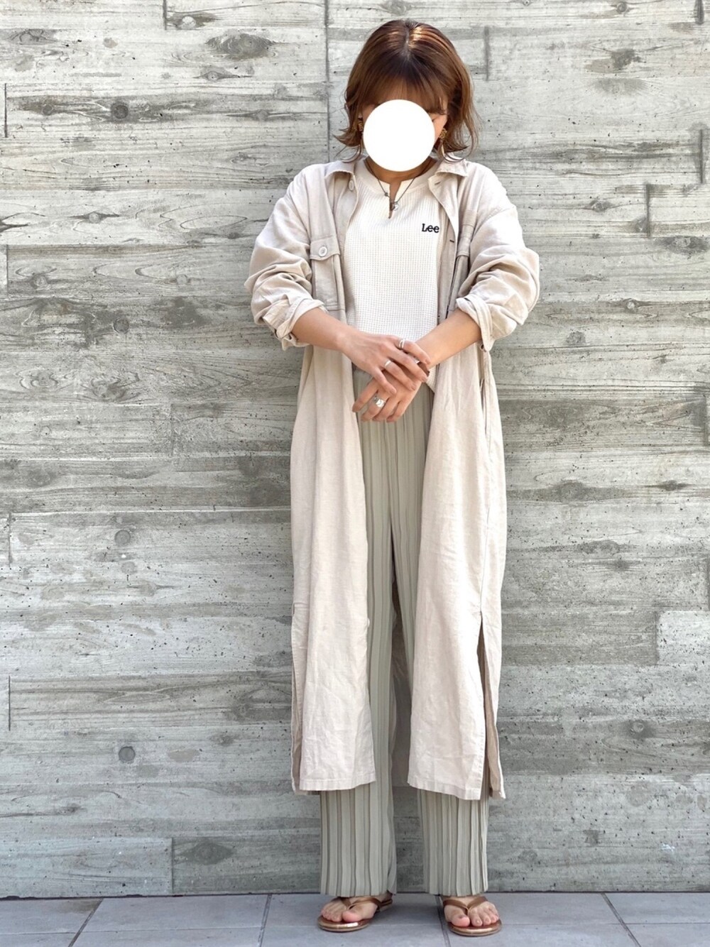 ベージュ系のシャツワンピース、ホワイト系のTシャツ/カットソー、グリーン系のその他パンツを着用したレディースの春コーディネートの1枚目の写真