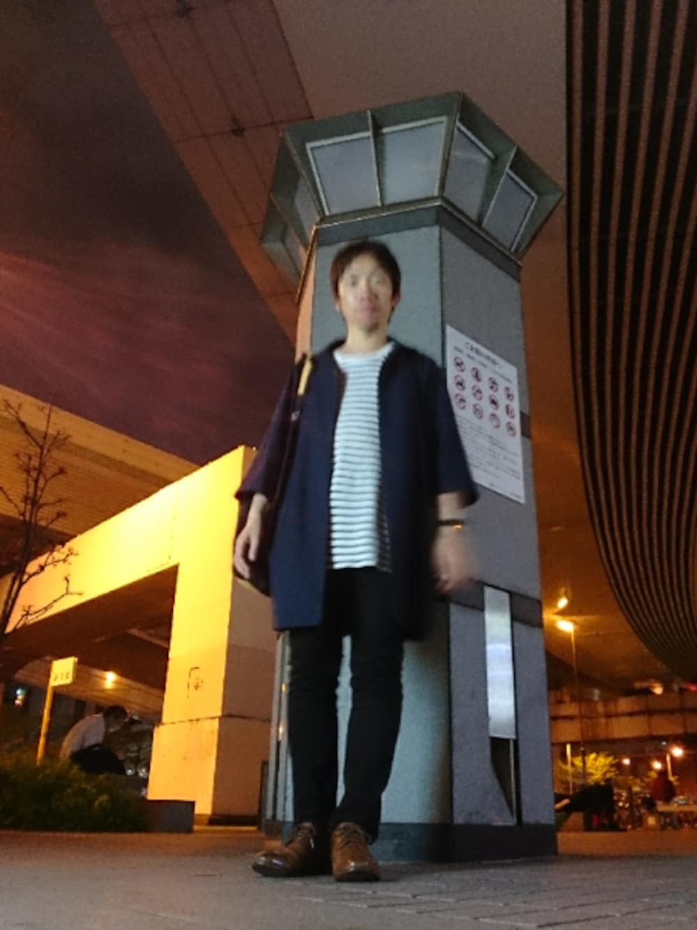 「夏コーデ、シンプル、大人カジュアル、ストライプ、モノトーン、革靴、黒スキニー、clarks、Lui's、SHIPS JET BLUE」｜「Lui'sの7分袖リラックスコート（トレンチコート、ブルー系）」を使った、MIZUMOTOYAさん（メンズ・167cm）の夏コーディネートの1枚目の写真
