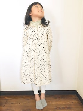 「apres les cours（アプレレクール）の3色3柄フリル衿ワンピース（ワンピース、ホワイト系）」を使った、しずくさん（キッズ・129cm）の春コーディネート