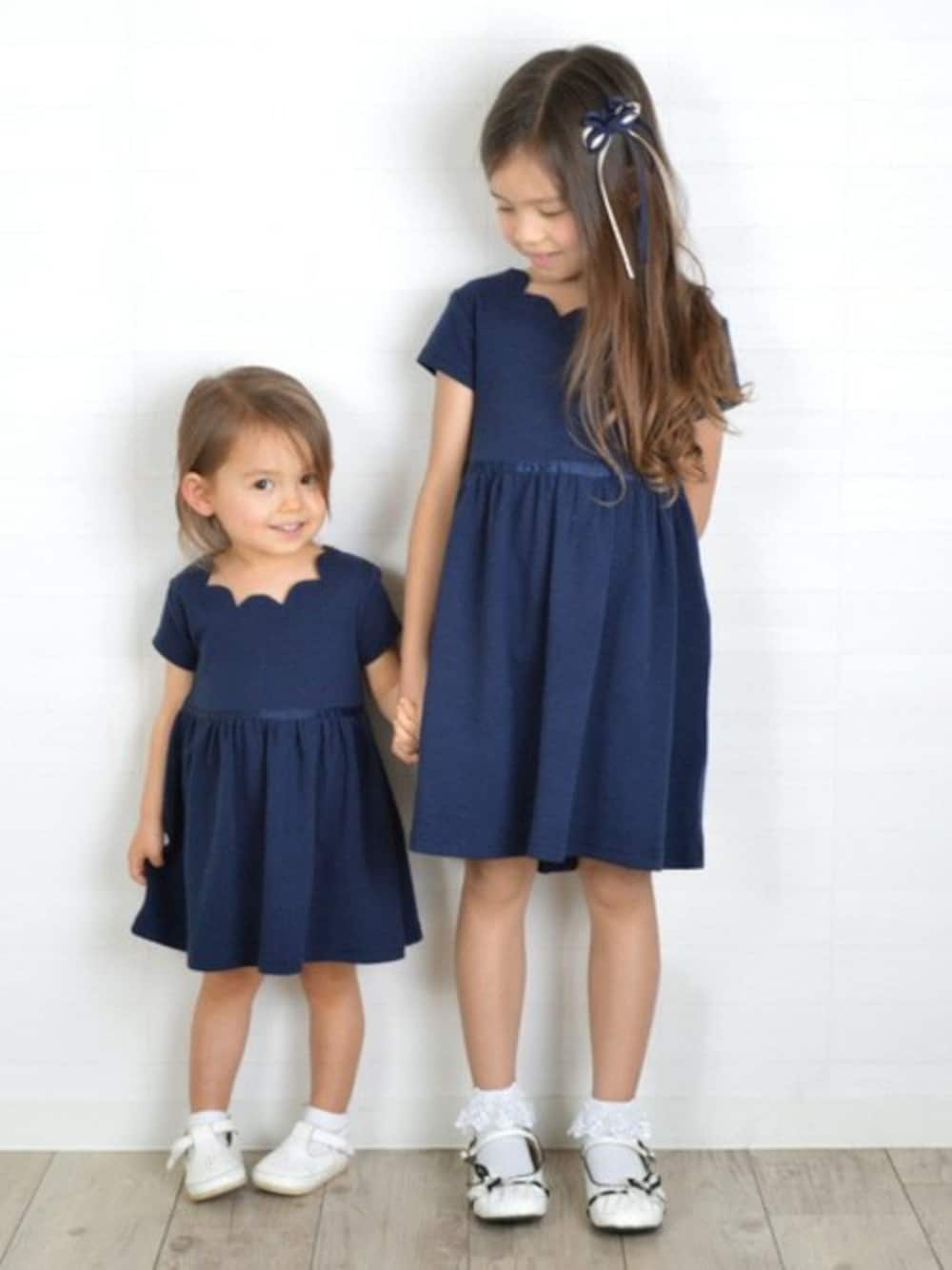 ブルー系のワンピース、ブルー系のワンピースを着用したキッズの冬コーディネートの1枚目の写真