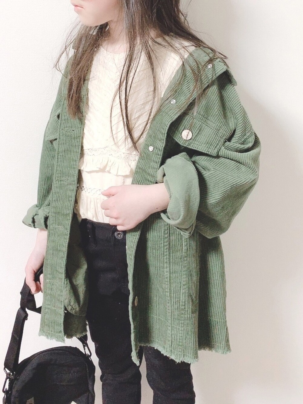 「レースブラウス、ZARA KIDS、カーキアウター、コーデュロイジャケット、黒スキニー」｜「ZARA KIDSのアイテム（ミリタリージャケット、グリーン系）」を使った、aya＊tomoさん（キッズ・123cm）の春コーディネートの1枚目の写真