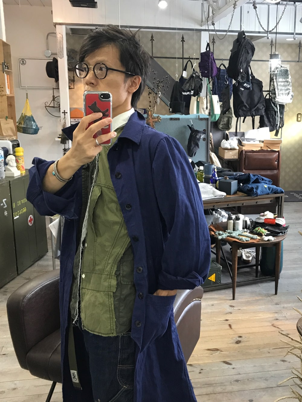 ブルー系のミリタリージャケット、ホワイト系のシャツ/ブラウス、ブルー系のデニムパンツを着用したメンズの秋コーディネートの1枚目の写真