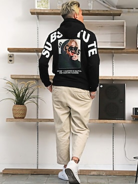 「バックプリント」｜「アイテム（スニーカー）」を使った、LUX STYLE staffさん（メンズ・180cm）の春コーディネート