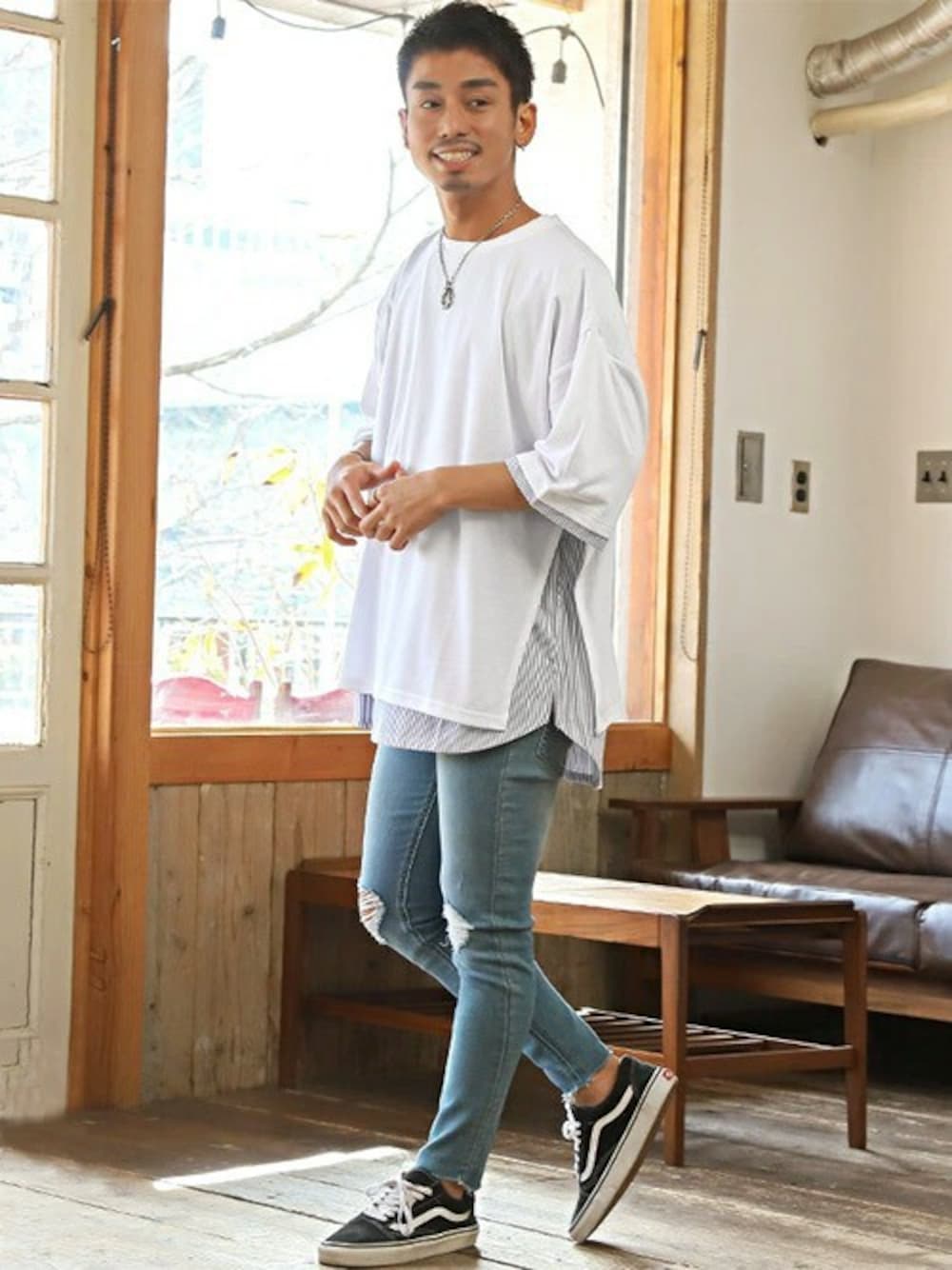 「スキニーパンツ、ストレッチパンツ、スキニーデニム、クラッシュデニム、クラッシュ、ストレッチデニム、カットオフ、スキニージーンズ、ストレッチ素材」｜「LUXSTYLEのクラッシュストレッチスキニーデニムカットオフパンツ（デニムパンツ、ブルー系）」を使った、LUX STYLE staffさん（メンズ・171cm）の春コーディネートの1枚目の写真
