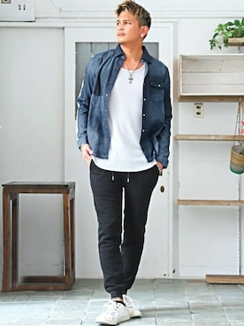 「ワッフルクルーネックＴ」｜「アイテム（パンツ）」を使った、LUX STYLE staffさん（メンズ・180cm）の冬コーディネート