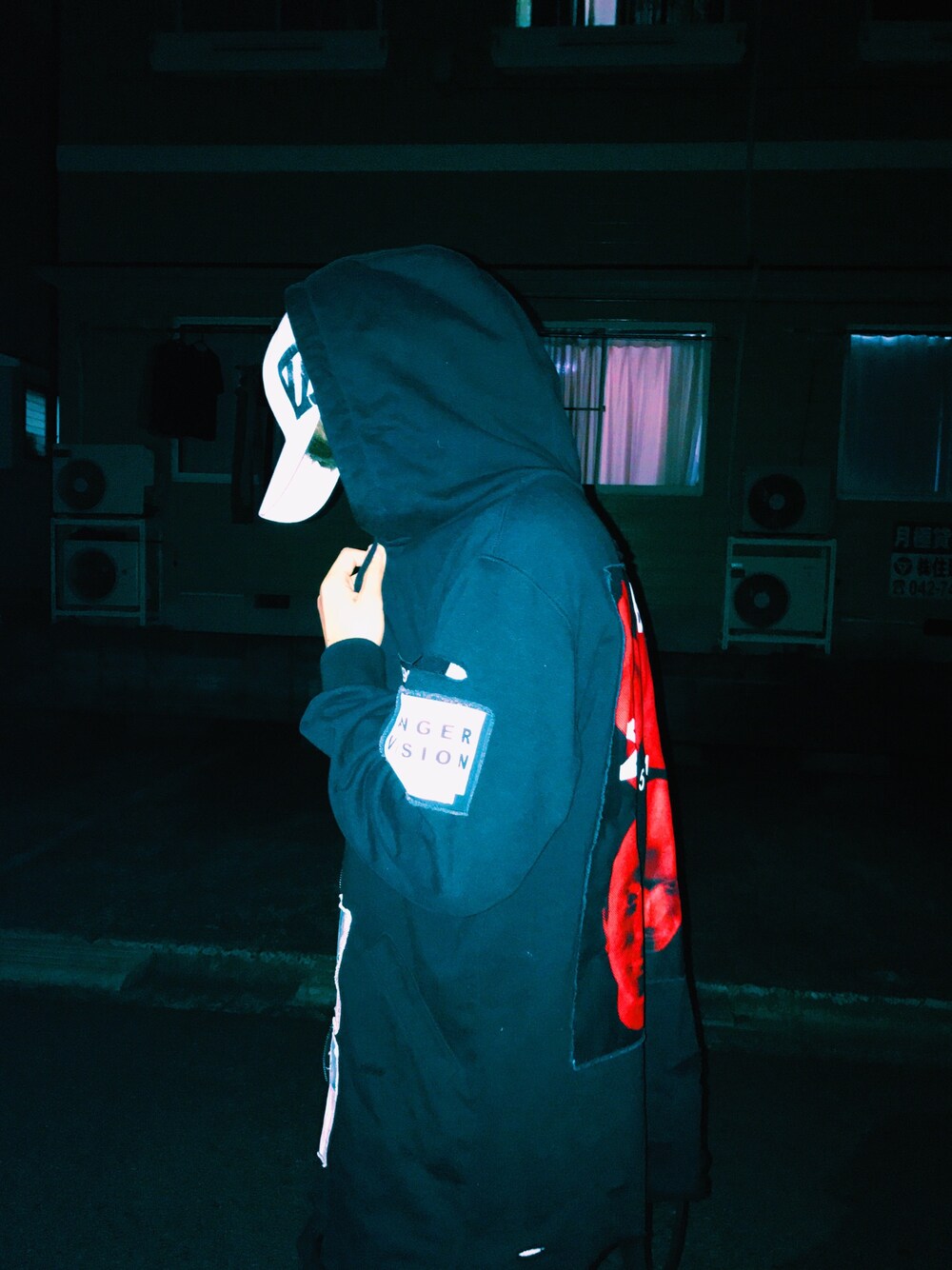 「春コーデ、ゆるコーデ、ダメージ、misbhv、off white、ストリート、street」｜「MISBHVのアイテム（パーカー、ブラック系）」を使った、MiNATOさん（メンズ・171cm）の冬コーディネートの1枚目の写真