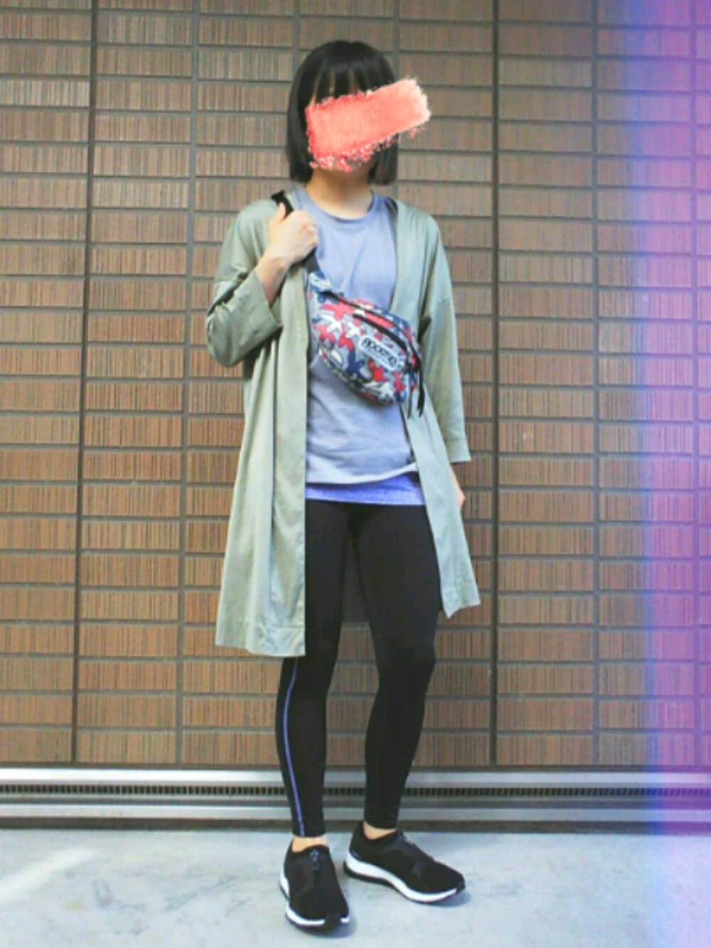 グレー系のTシャツ/カットソー、グリーン系のカーディガン/ボレロ、その他のボディバッグ/ウエストポーチを着用したレディースの春コーディネートの1枚目の写真