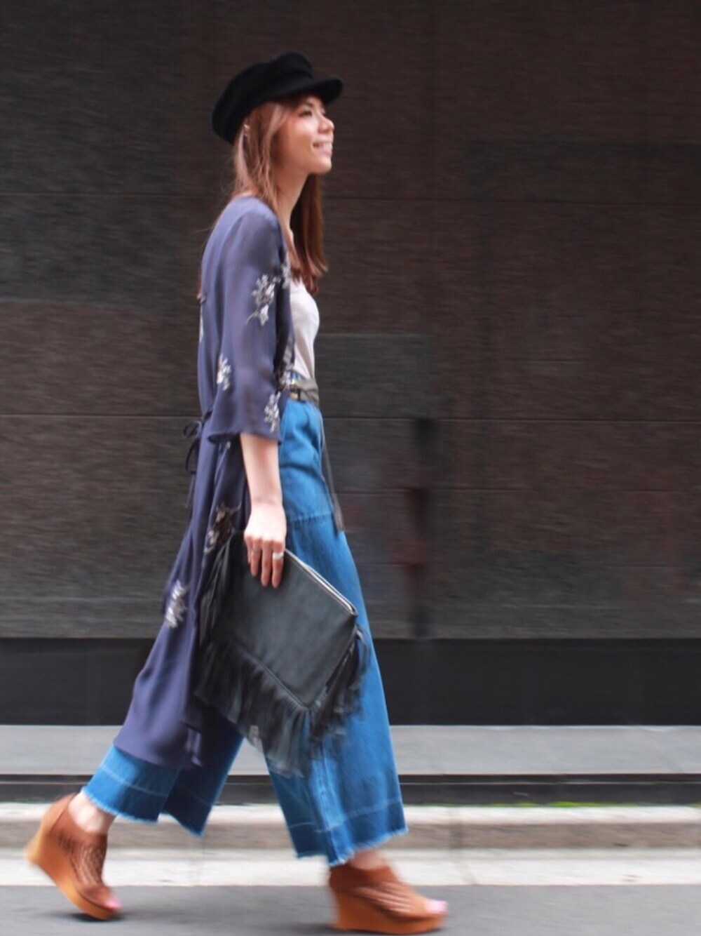 ブラック系のカーディガン/ボレロ、ゴールド系のチューブトップ、ブルー系のデニムパンツを着用したレディースの夏コーディネートの1枚目の写真