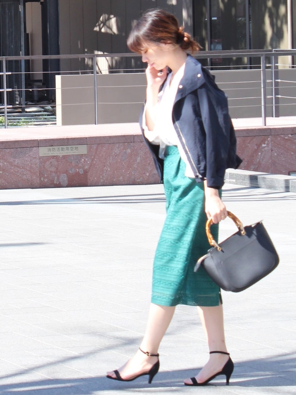 ホワイト系のシャツ/ブラウス、ブルー系のマウンテンパーカーを着用したレディースの春コーディネートの1枚目の写真