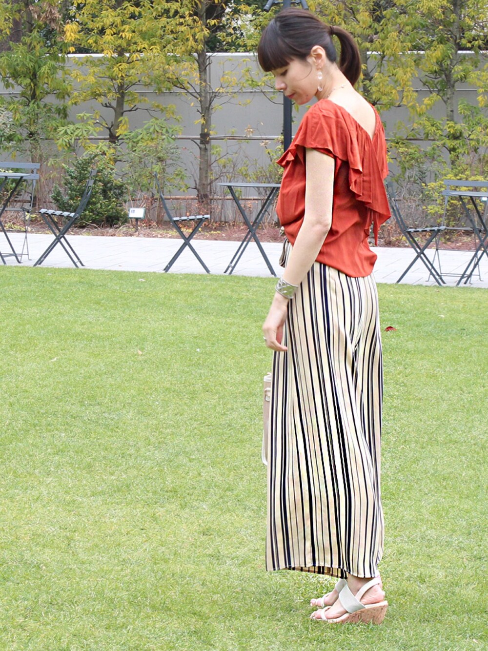 「シンプル、カジュアル、春色、ストライプパンツ、ブラウス、オトナカジュアル、きれいめカジュアル、大人女子、パンツスタイル、ワイドパンツ」｜「12Twelve Agendaのレーヨンラッフルカラーブラウス（シャツ/ブラウス、ブラウン系）」を使った、megumi ogawaさん（レディース・165cm）の冬コーディネートの1枚目の写真