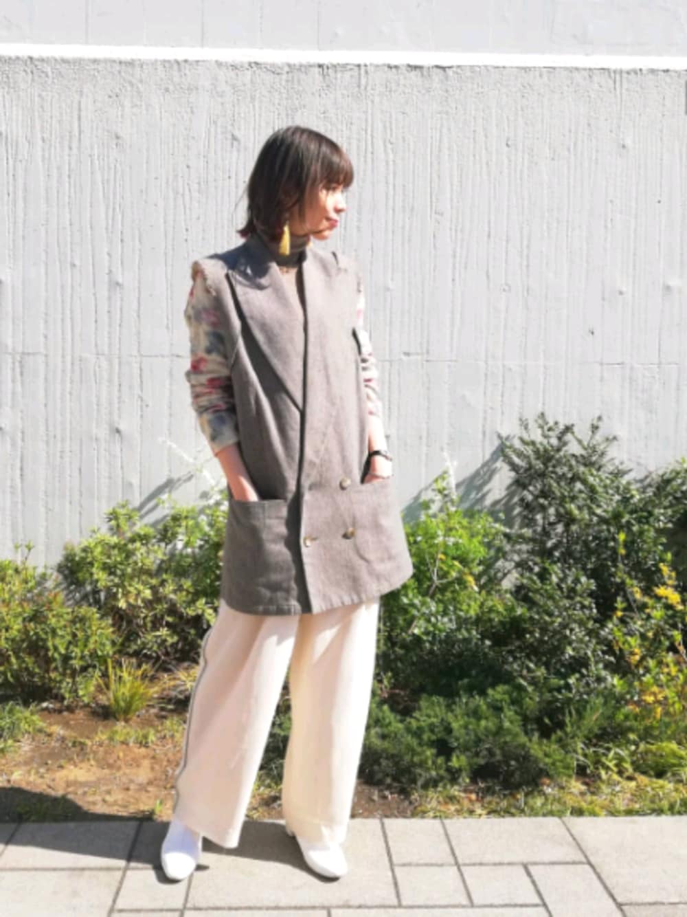 「春コーデ、カジュアルコーデ、休日コーデ、オトナ女子、パンツスタイル、公園、ジャケット、UNIQLO、花柄、白」｜「UNIQLOのアイテム（ニット/セーター、ベージュ系）」を使った、megumi ogawaさん（レディース・165cm）の春コーディネートの1枚目の写真