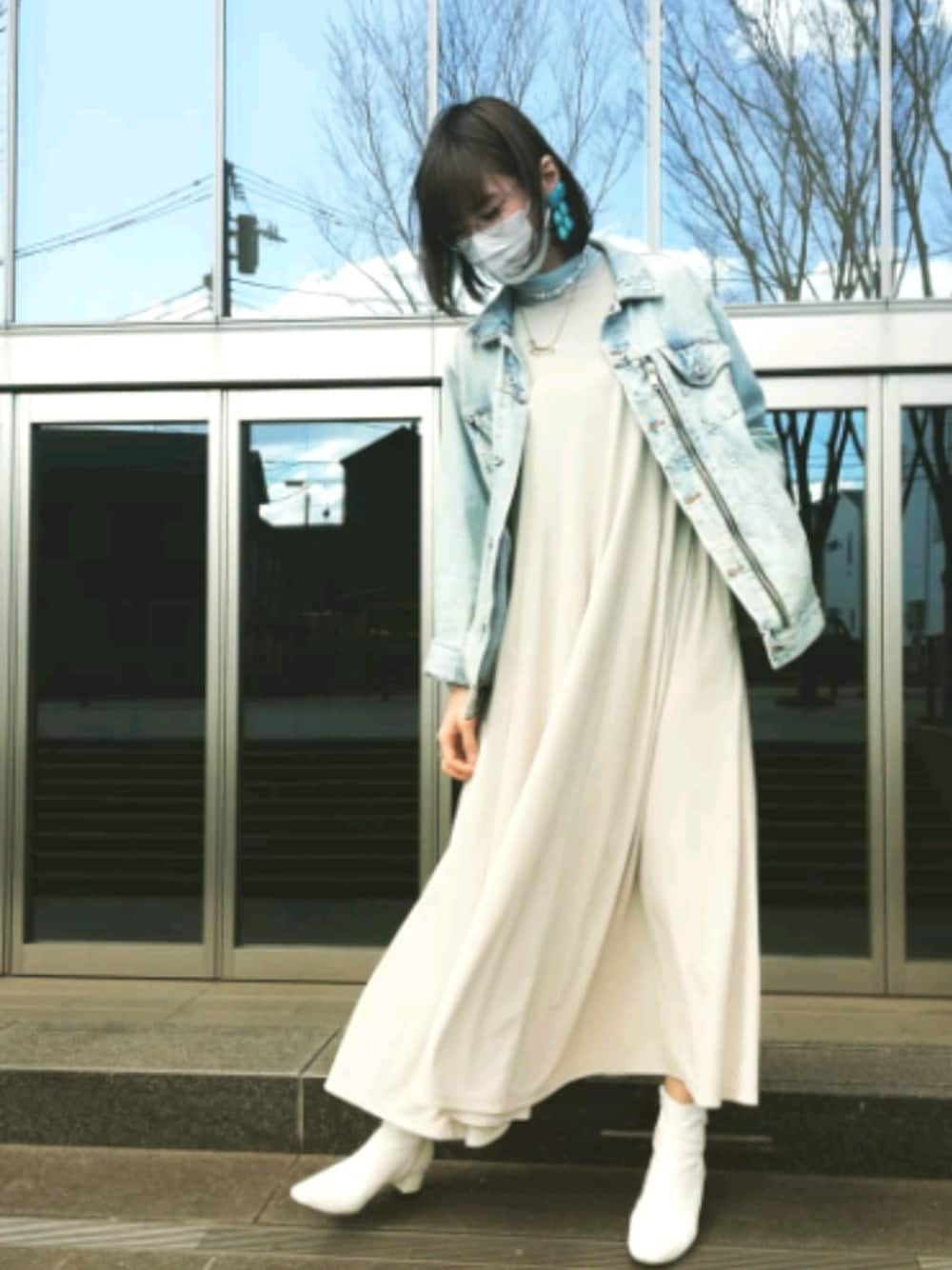 「春コーデ、カジュアルコーデ、オトナ女子、公園、デニムジャケット、レイヤードスタイル、ZARA、ワントーンコーデ、白、ワンピース」｜「ZARA MANのアイテム（デニムジャケット、ブルー系）」を使った、megumi ogawaさん（レディース・165cm）の春コーディネートの1枚目の写真
