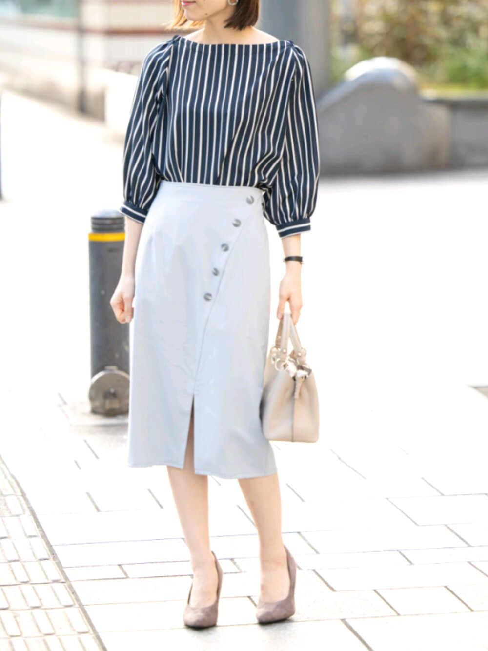 「春コーデ、オトナ女子、ブラウス、ストライプ、オフィスカジュアル、通勤コーデ、タイトスカート、キレイめ、ワントーンコーデ、シンプル」｜「12Twelve Agendaのフィブリルサテン前後2wayブラウス（シャツ/ブラウス、ブルー系）」を使った、megumi ogawaさん（レディース・165cm）の春コーディネートの1枚目の写真
