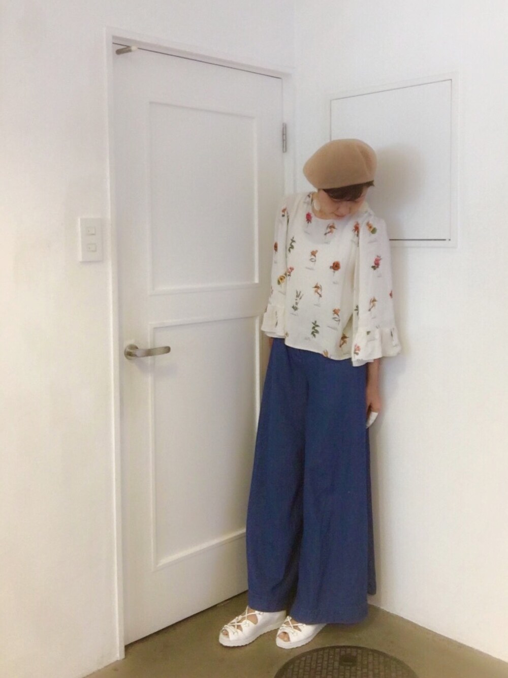 ホワイト系のサンダル、ホワイト系のシャツ/ブラウス、ブルー系のその他パンツを着用したレディースの春コーディネートの1枚目の写真