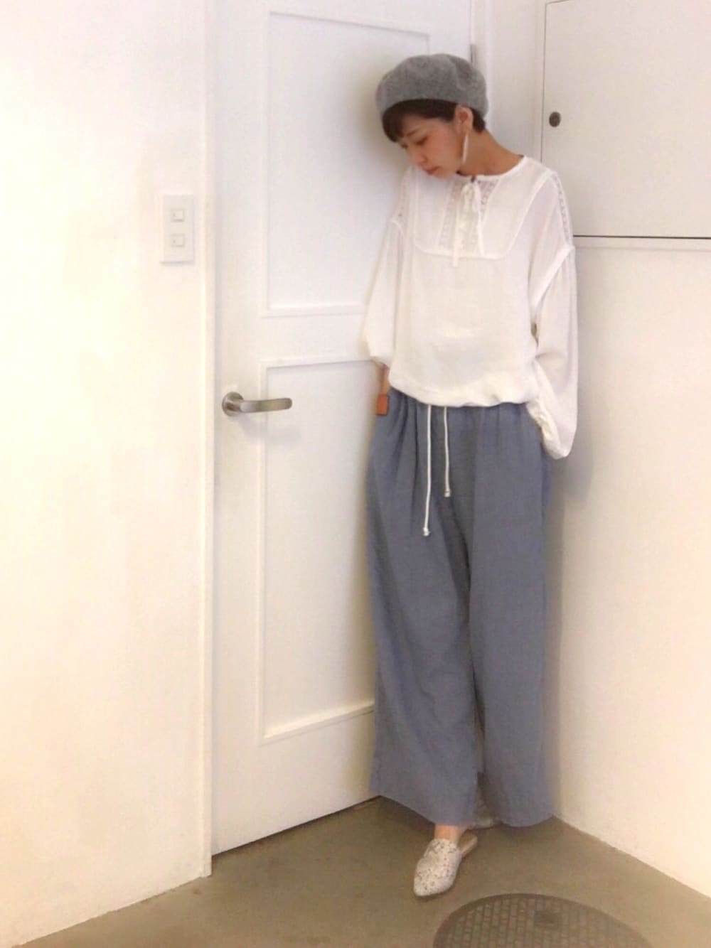グレー系のサンダル、ホワイト系のシャツ/ブラウス、ブルー系のその他パンツを着用したレディースの春コーディネートの1枚目の写真