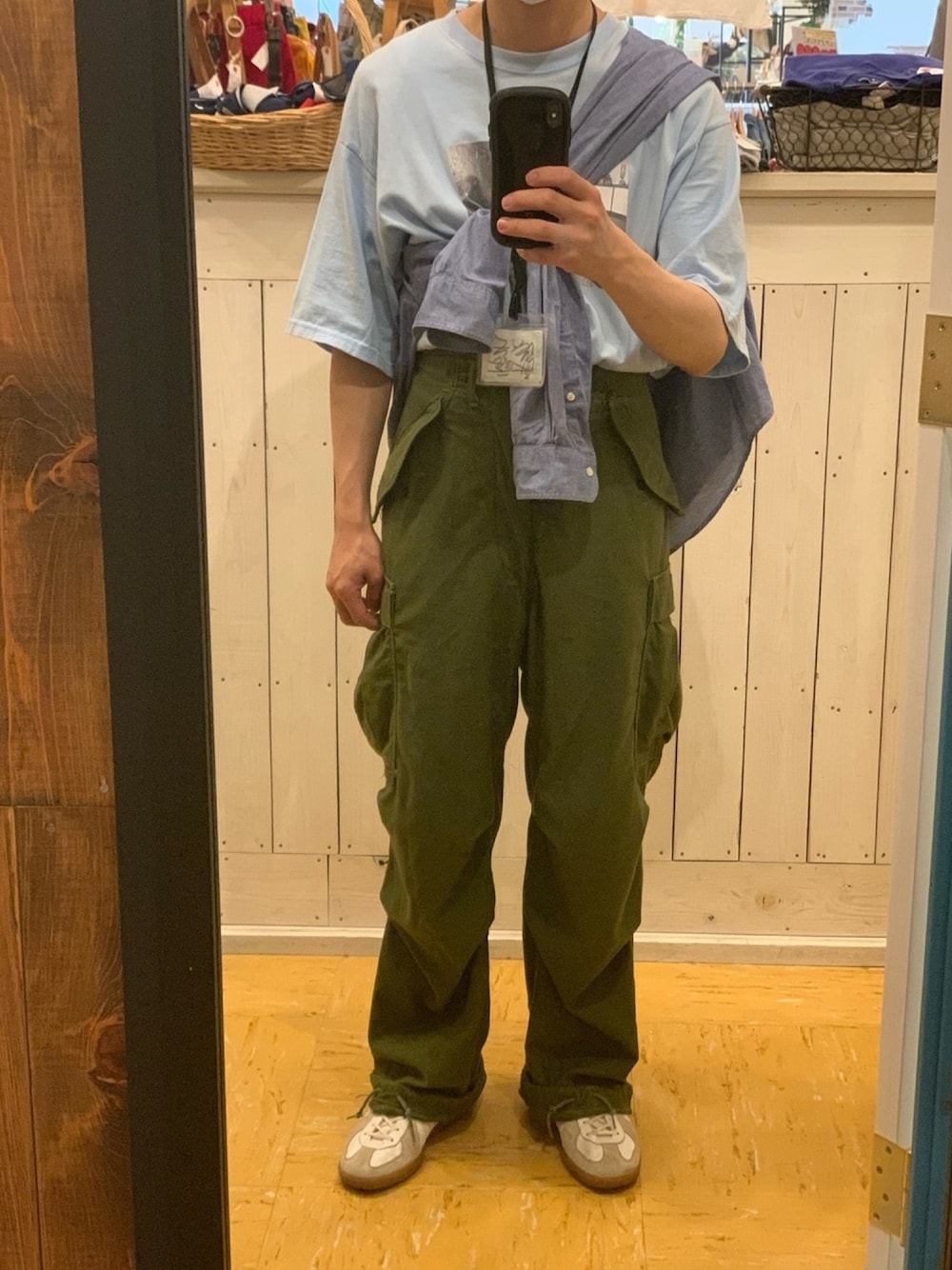 ブルー系のシャツ/ブラウス、グリーン系のカーゴパンツ、ホワイト系のスニーカーを着用したメンズの夏コーディネートの1枚目の写真