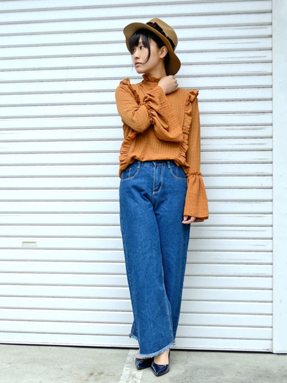 ブルー系のデニムパンツ、イエロー系のシャツ/ブラウスを着用したレディースの春コーディネートの1枚目の写真