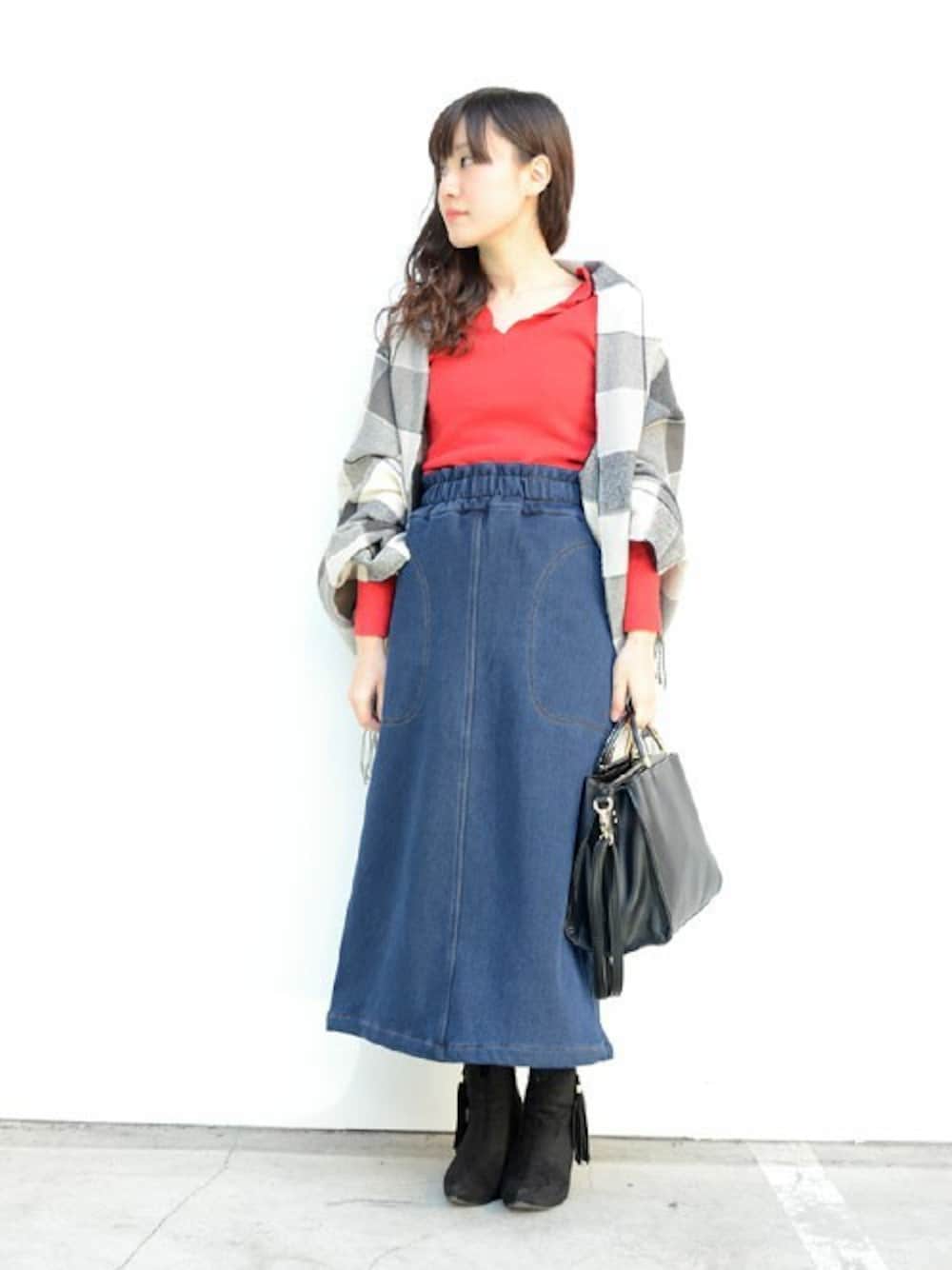 「ニット、デニム、スカート、カジュアル、ストール、レッド、冬コーデ、デニムスカート、プチプラ、ANDJ」｜「ＡＮＤＪのダブルフリルVネックカシミアタッチニットトップス（ニット/セーター、レッド系）」を使った、ちひろさん（レディース・154cm）の冬コーディネートの1枚目の写真