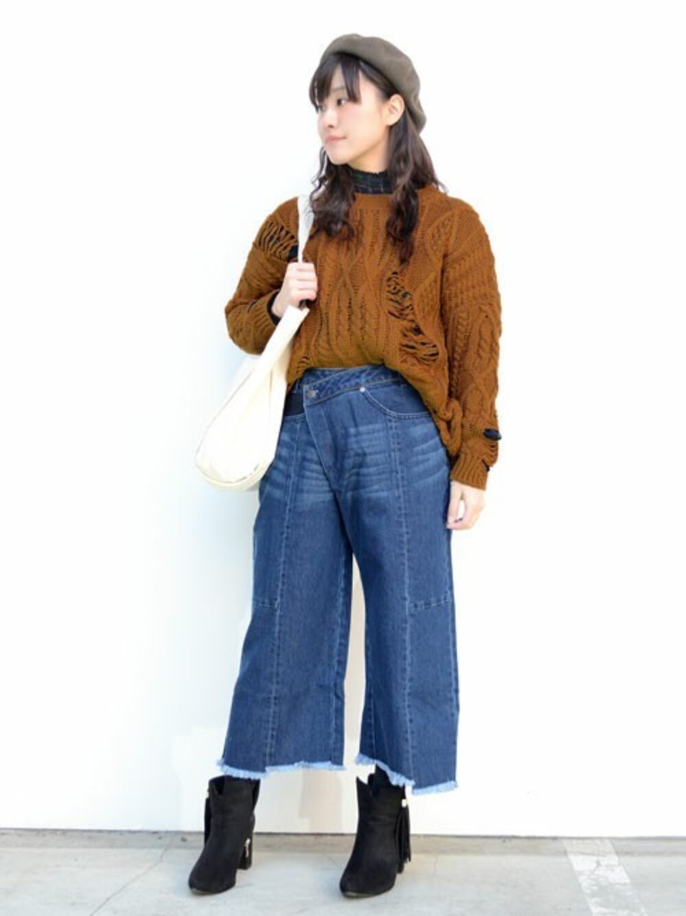 「ニット、デニム、カジュアル、ベレー帽、冬コーデ、キャメル、ワイドパンツ、プチプラ、パンツスタイル、ANDJ」｜「ＡＮＤＪのリメイク風ラップデザインワイドデニムパンツ（デニムパンツ、ブルー系）」を使った、ちひろさん（レディース・154cm）の冬コーディネートの1枚目の写真