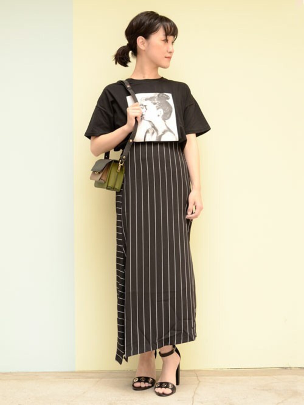「スカート、カジュアル、ブラック、Tシャツ、ロングスカート、プチプラ、きれいめカジュアル、低身長、ママコーデ、ANDJ」｜「ＡＮＤＪの裾スリットBOX転写プリント半袖ドルマンTシャツ（Tシャツ/カットソー、ブラック系）」を使った、ちひろさん（レディース・154cm）の夏コーディネートの1枚目の写真