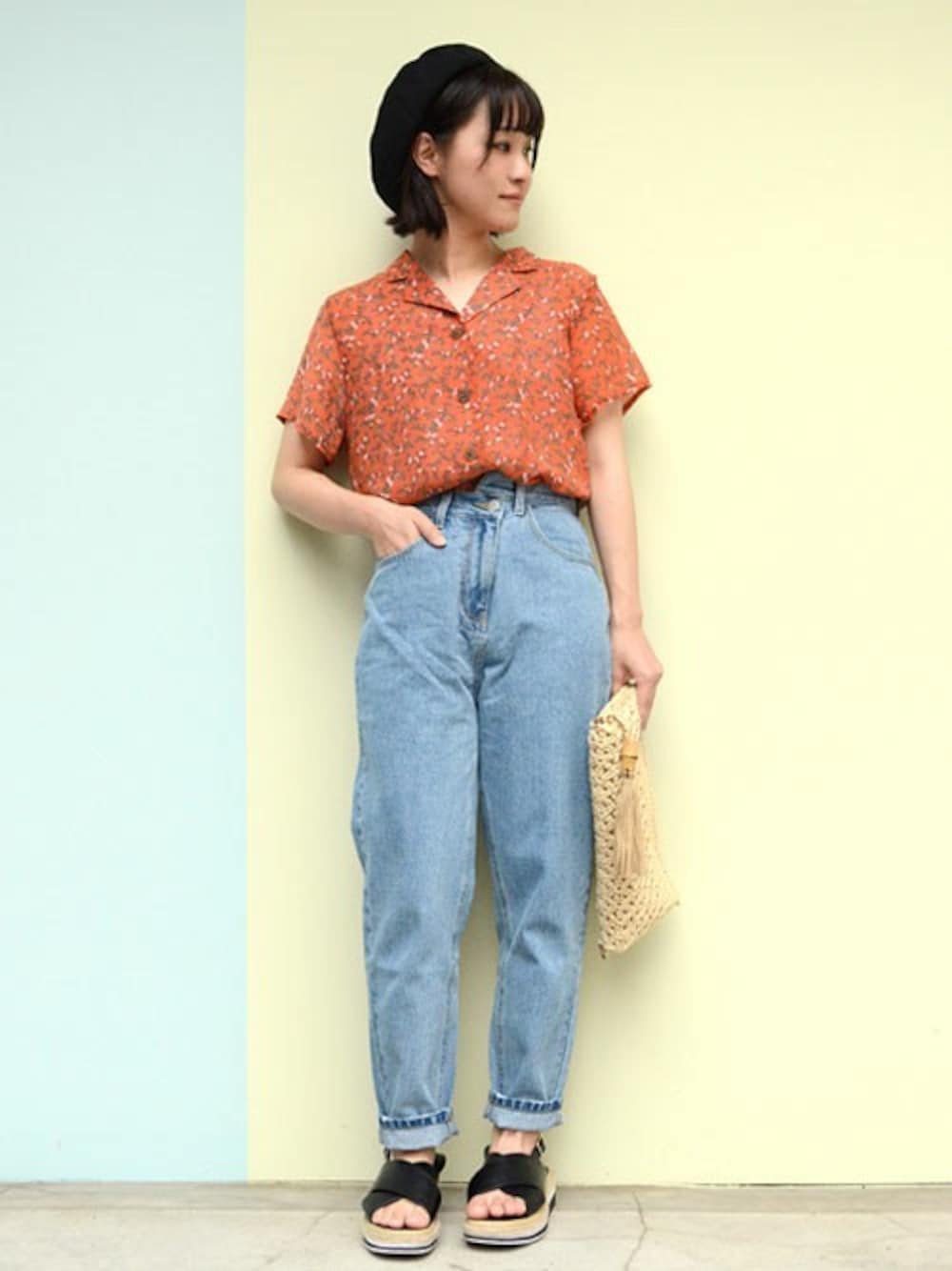 「テーパードパンツ、デニム、カジュアル、花柄、デニムパンツ、プチプラ、パンツスタイル、シャツスタイル、開襟シャツ、ANDJ」｜「ＡＮＤＪの花柄シフォン半袖開襟シャツブラウス（シャツ/ブラウス、オレンジ系）」を使った、ちひろさん（レディース・154cm）の夏コーディネートの1枚目の写真