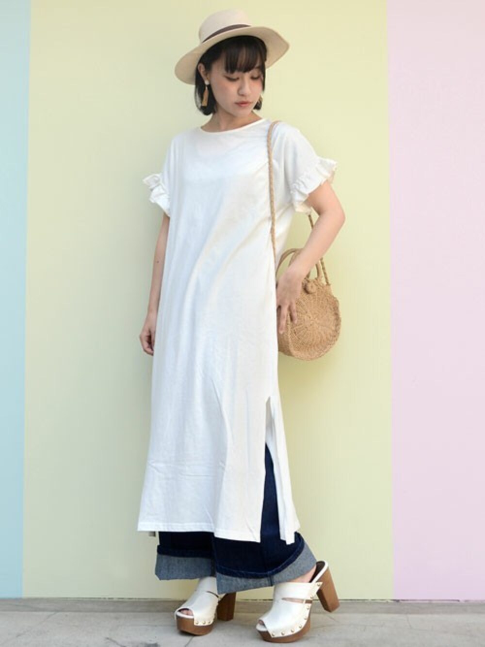 「デニム、ワンピース、ワイドパンツ、プチプラ、夏コーデ、厚底サンダル、無地T、カットソーワンピース、サークルバッグ、ANDJ」｜「ＡＮＤＪのフリルスリーブスリットマキシTシャツカットソーワンピース（ワンピース、ホワイト系）」を使った、ちひろさん（レディース・154cm）の夏コーディネートの1枚目の写真