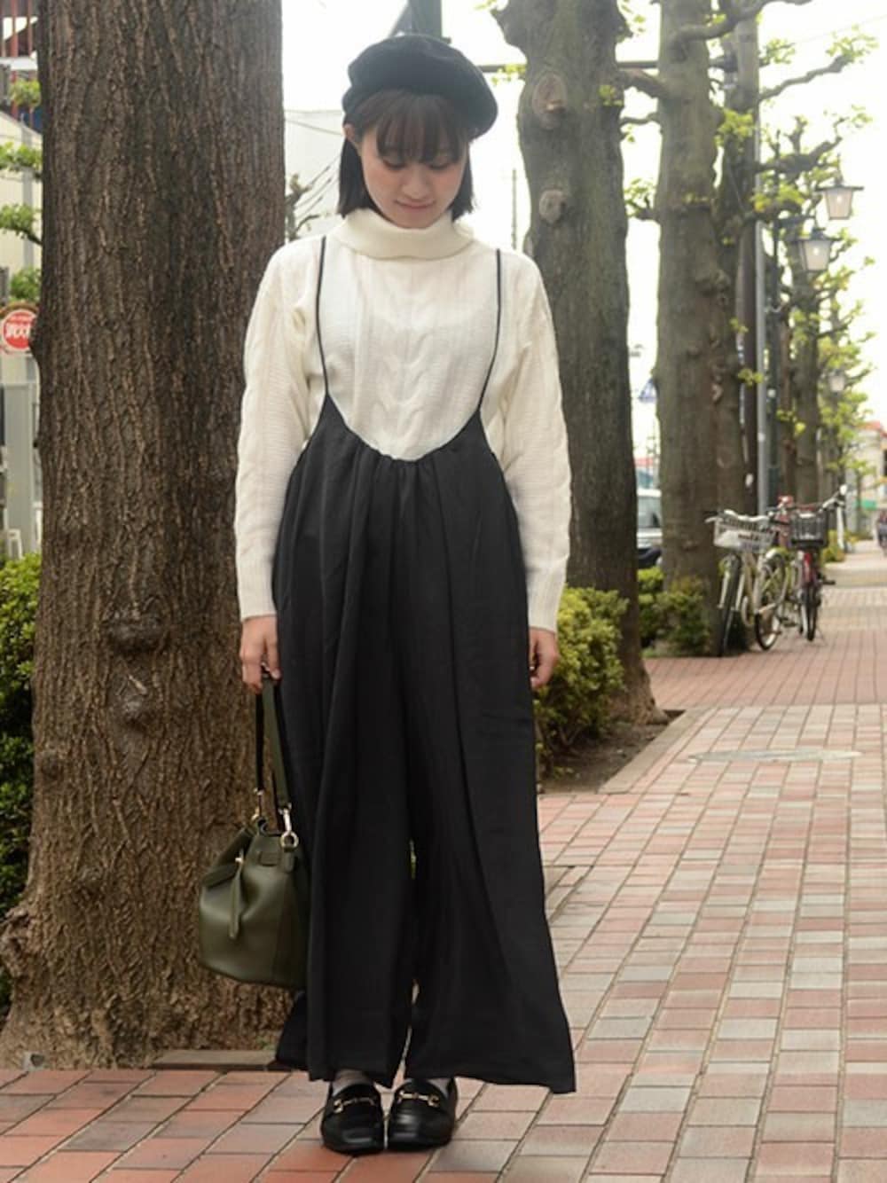 「ニット、カジュアル、ベレー帽、サロペット、秋のコーデ、ケーブルニット、冬コーデ、ワイドパンツ、パンツスタイル、ANDJ」｜「ＡＮＤＪのヴィンテージサテンギャザーサロペットワイドパンツ（つなぎ/オールインワン、ブラック系）」を使った、ちひろさん（レディース・154cm）の冬コーディネートの1枚目の写真