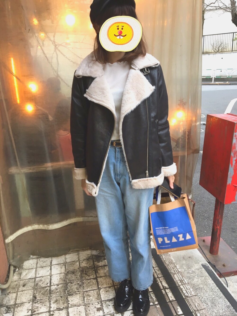 ホワイト系のTシャツ/カットソー、ブラック系のその他アウター、ブルー系のデニムパンツを着用したレディースの春コーディネートの1枚目の写真