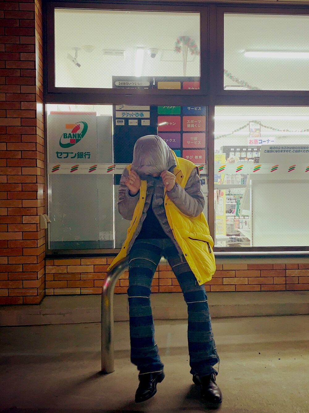 「UNIQLO、palace skateboards、Hysteric Glamour、ドンキホーテ、フレアパンツ、ダービーシューズ」｜「UNIQLOのアイテム（ダウンジャケット/コート、シルバー系）」を使った、yandy_warholさん（メンズ・168cm）の冬コーディネートの1枚目の写真