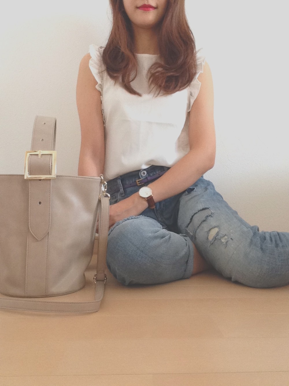 「カジュアルコーデ、大人カジュアル、夏コーデ、デニムパンツ、赤リップ、韓国人」｜「Daniel WellingtonのDaniel Wellington ダニエル・ウェリントン / Classuc St Andrews (St Mawes) 40MM クォーツ レザーバンド DW00100006(0106DW)（アナログ腕時計、ブラウン系）」を使った、ヒョジン♡효진さん（レディース・164cm）の夏コーディネートの1枚目の写真
