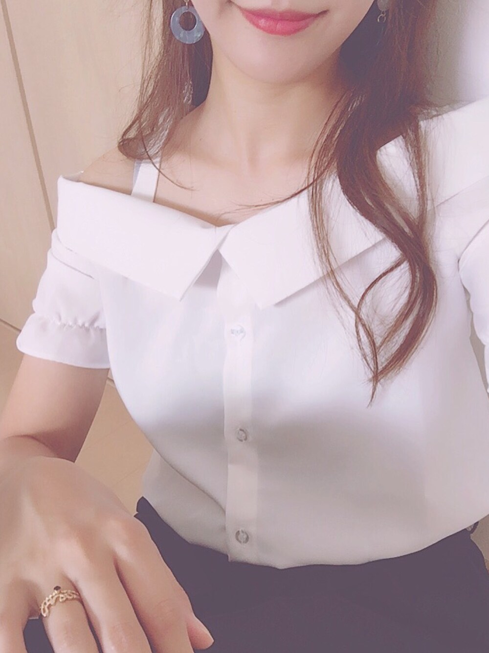 「ワイドパンツ、白トップス、オフショルブラウス、オフショル」｜「fifthのオーバーサイズオフショルブラウス（シャツ/ブラウス、ホワイト系）」を使った、ヒョジン♡효진さん（レディース・164cm）の夏コーディネートの1枚目の写真