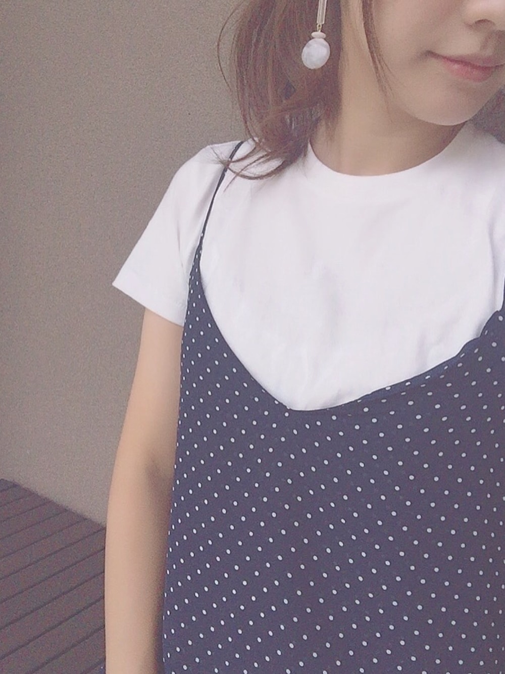 「白Tシャツ、水玉、ドット、H&M、ユニクロ」｜「H&Mのアイテム（キャミソール、その他）」を使った、ヒョジン♡효진さん（レディース・164cm）の秋コーディネートの1枚目の写真