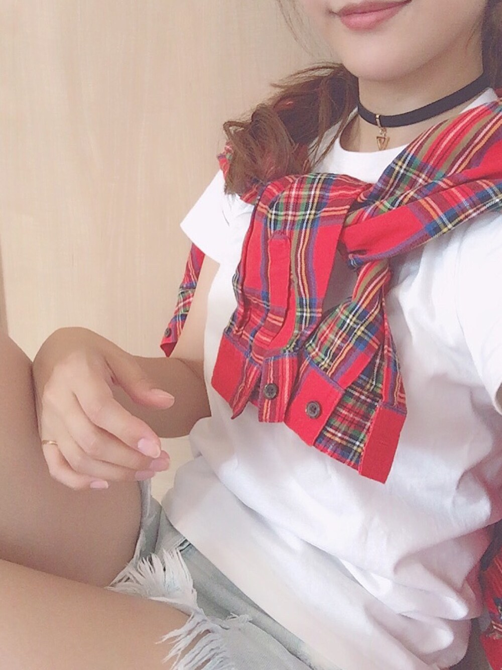 「赤チェック、ZARA、カジュアル、腰巻きスタイル、デニムショーパン、데일리룩、オトナカジュアル」｜「OLD NAVYのアイテム（シャツ/ブラウス、レッド系）」を使った、ヒョジン♡효진さん（レディース・164cm）の秋コーディネートの1枚目の写真