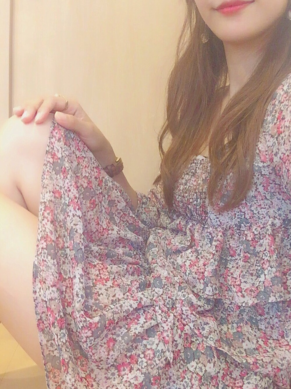 「ワンピース、花柄ワンピース、ミニスカート、女子コーデ」｜「Daniel WellingtonのDaniel Wellington ダニエル・ウェリントン / Classuc St Andrews (St Mawes) 40MM クォーツ レザーバンド DW00100006(0106DW)（アナログ腕時計、ブラウン系）」を使った、ヒョジン♡효진さん（レディース・164cm）の秋コーディネートの1枚目の写真