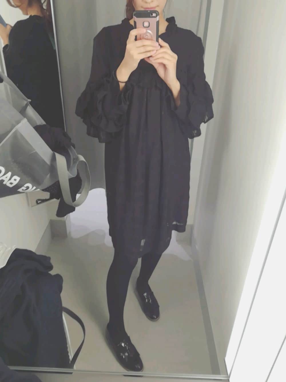 「H&M、試着室、ワンピース、フリル、透け感、モノトーンコーデ」｜「H&Mのアイテム（ワンピース/ドレス、ブラック系）」を使った、ヒョジン♡효진さん（レディース・164cm）の冬コーディネートの1枚目の写真