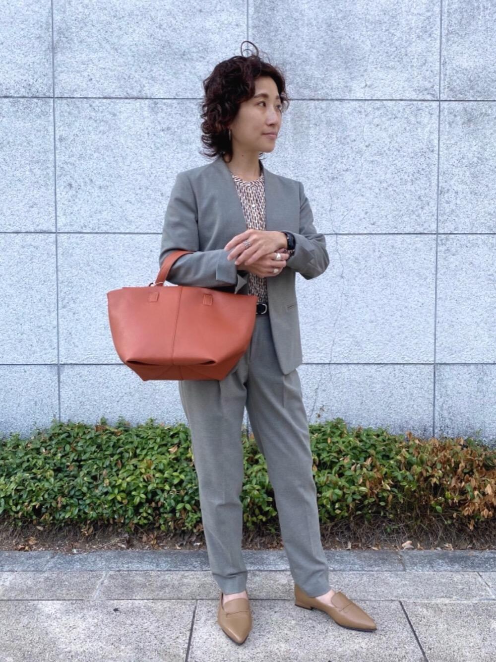 ブラウン系のショルダーバッグ、ベージュ系のパンプス、その他のシャツ/ブラウスを着用したレディースの夏コーディネートの1枚目の写真