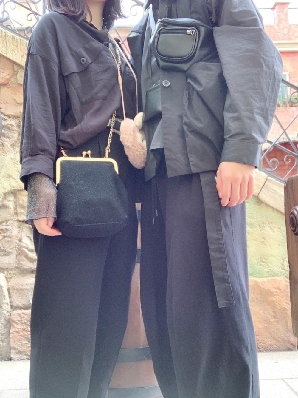 ブラック系のシャツ/ブラウス、ブラック系のスラックス、ホワイト系のスニーカーを着用したレディースの春コーディネートの1枚目の写真