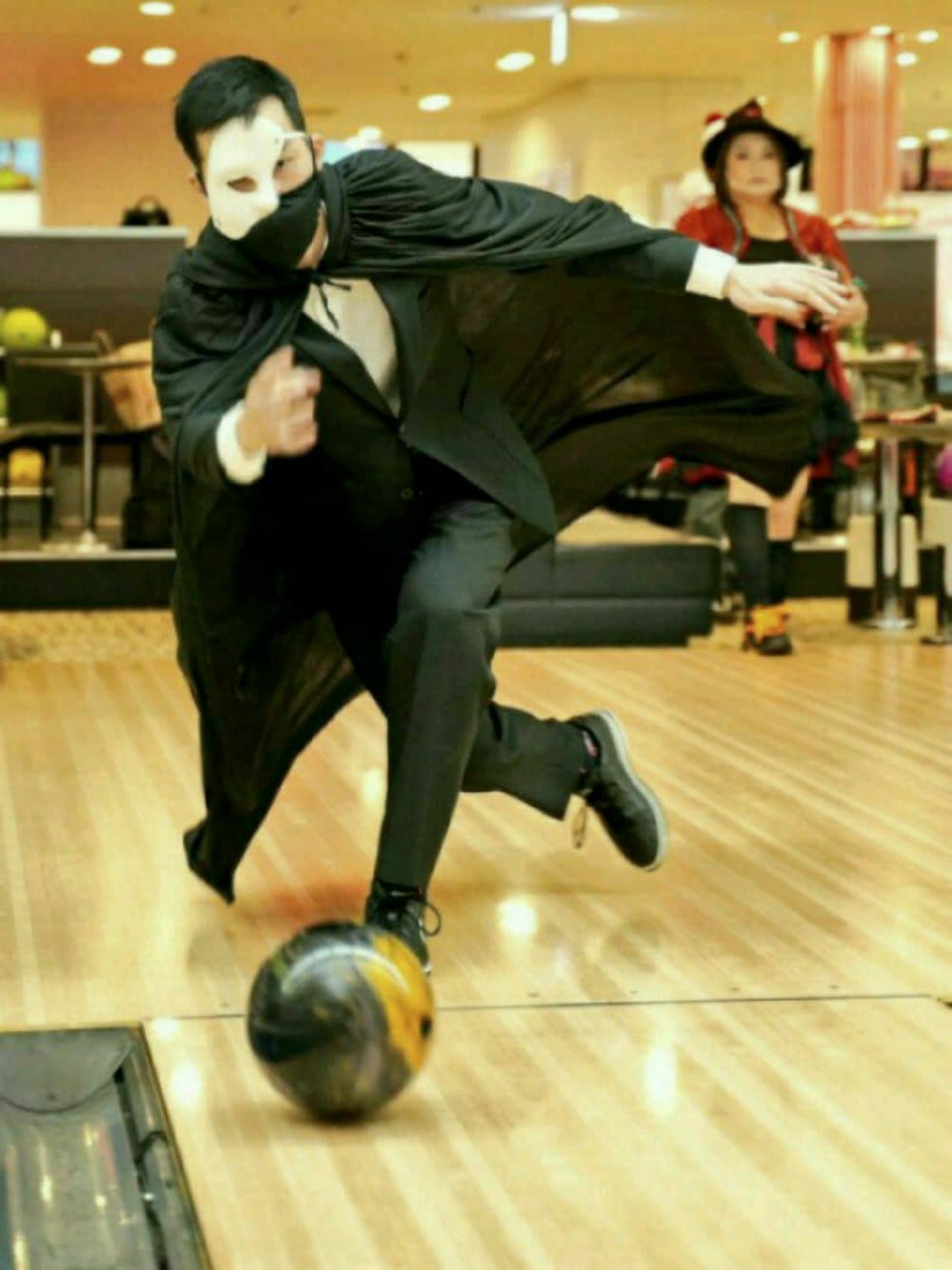 「wearhalloween2020、ハロウィン、ユニクロ、セットアップ、ボウリング、オペラ座の怪人」｜「UNIQLOのアイテム（セットアップ、ブラック系）」を使った、ゆぅすけさん（メンズ・173cm）の秋コーディネートの1枚目の写真