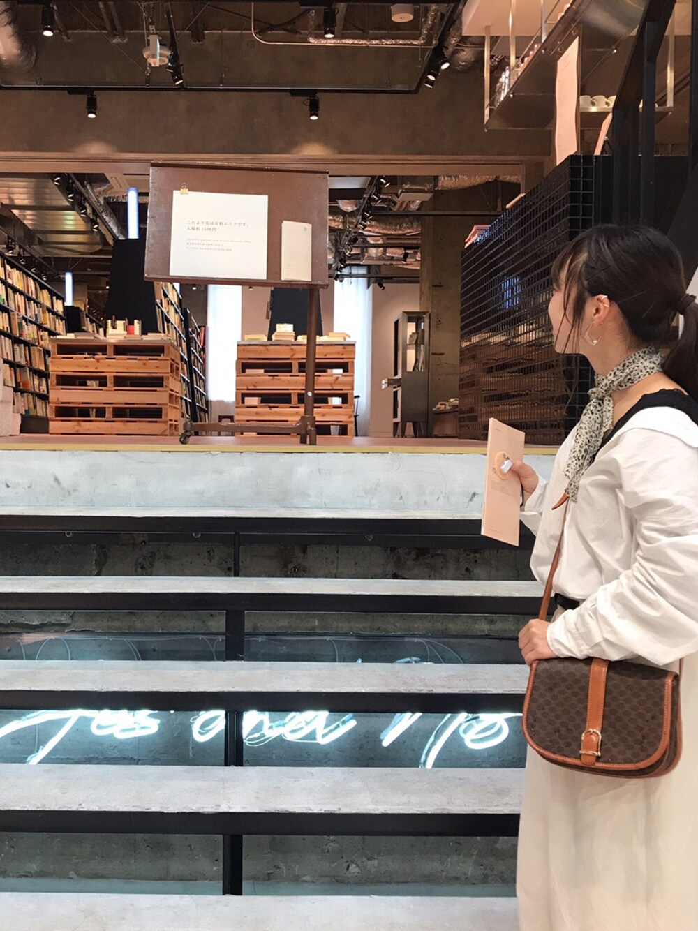 「CELINEのアイテム（ショルダーバッグ、ブラウン系）」を使った、sakiさん（レディース・147cm）の夏コーディネートの1枚目の写真