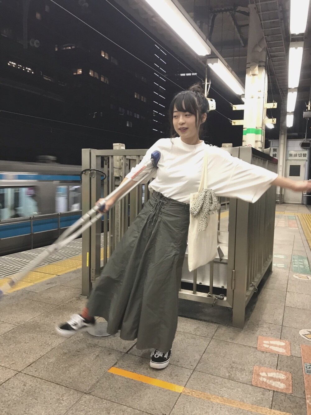 「GU、おだんごヘアー、低身長コーデ、ユニクロ、シンプルコーデ」｜「UNIQLOのアイテム（Tシャツ/カットソー、ホワイト系）」を使った、sakiさん（レディース・147cm）の秋コーディネートの1枚目の写真