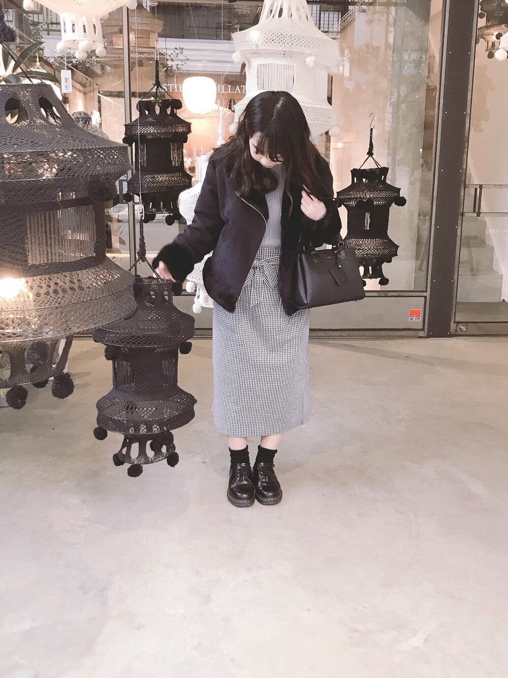 「INGNI、SENSE OF PLACE by URBAN RESEAR、ブラックコーデ」｜「INGNIのエコムートンライダース（ライダースジャケット、ブラック系）」を使った、sakiさん（レディース・147cm）の冬コーディネートの1枚目の写真